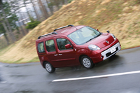 「イマージュ」にはESP（横滑り防止装置）が標準装備されるが、標準仕様ではオプションでも装着することができない。