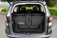 駆動用バッテリーはフロントシートの下に搭載されているので、シートアレンジについてはガソリン車から大きな変更はない。（写真をクリックするとシートの倒れる様子が見られます）