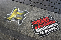 開催前、駅の床に貼られたマナー向上スローガン。「トリノを汚すのは犯罪です」。