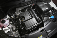 最高出力150ps、最大トルク25.5kgmを発生する1.4リッター直4直噴ターボエンジン。燃費性能は17.4km/リッター（JC08モード）となっている。
    