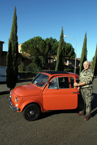 冬の青空に映えるブルーノ・パラッツィさんの「フィアット500L」。