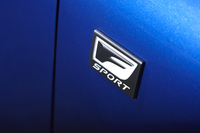 スポーティーグレード“Fスポーツ”に与えられる、フロントフェンダー後端のエンブレム。
    