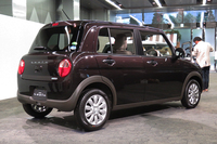 「アルトラパンX」のリアビュー。
    