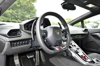 ステアリングの背後には、ステアリングとは連動しない固定式のパドルが備わる。