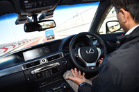 首都高速のコーナーを“手放し運転”でクリアする。ステアリングホイールは、車線のトレースに合わせて自動的に切られる。