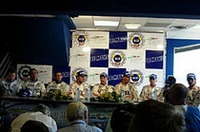 記者会見の1ショット。どうしてもトム・クリステンセンの前人未到の7勝目に目が行くが、JJレートにとっても95年の初優勝に次ぐ2勝目となる。写真左から2番目には、日本のスーパーGT選手権で活躍中のエリック・コマス。公式車検日では、日本人プレスに日本語で対応し、まわりの関係者を驚かせていた。