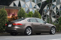 ボディーのモノコックは、旧型ではスチール製だったが、新型ではアルミ製に。重量比で75％にアルミが用いられている。