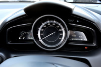 メーターは中央にスピードメーターを置いた単眼式。左脇に小さなタコメーターが備わる。