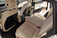 後席は2人掛け。フロアのトンネル部分には水素タンクがレイアウトされる。