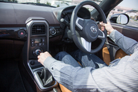 5段MTは1速と2速にダブルシンクロを採用。操作の伝達にはリンケージではなくケーブル式を採用することで、操作フィーリングを向上させている。