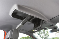 先代の「ゴルフトゥーラン」から受け継がれた天井収納。オプションの電動パノラマスライディングルーフと同時に装備することはできない。