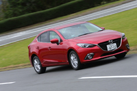 マツダの新しいデザインテーマ「魂動（こどう）」を採用。Cセグメントサイズの「アクセラ」では、鍛えぬかれたアスリートのような、瞬発力のある動きを表現したという。