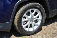 「ロンジチュード」の17インチアルミホイール。タイヤ空気圧のモニタリングシステムも与えられる。
    