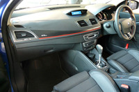 インテリアでは、カーボン調のインパネに赤いラインをプラス。ステアリングにもレッドステッチがあしらわれている。