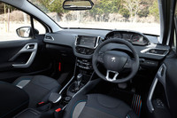 専用デザインのシートやドアグリップ、フロアマットなどでコーディネートされた「2008 CROSSCITY」のインテリア。