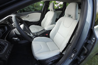 ボルボの常で、フロントシートはサイズが大きめ。体を包み込むような形状を持つ。