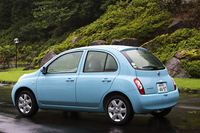 【12E オプション内容】インテリジェントキー＋カラードドアハンドル＝31500円／シンプルナビゲーションシステム（DVD方式）＝12万6000円／キセノンヘッドランプ（オートレベライザー付き）＝6万3000円／15インチアルミロードホイール&175/60R15 81Hタイヤ＝7万3500円／シグネチャーシート＋リア可倒式シート＋助手席シートアンダートレイ＋シートバックポケット＝3万6750円