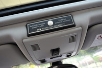 前席の頭上には、プロダクションプレートが。
    