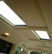 6分割サンシェードつきサンルーフ「トップライトルーフ」（オプション）。