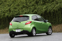 新デザインのアルミホイール、大型リアルーフスポイラー、LEDのリアコンビネーションランプも「13-SKYACTIV」ならではの特徴となっている。