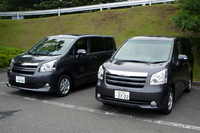 「ノア Si」（写真左）と「ノア G」。上級グレードの前者は、バルブマチック付きエンジンとパドルシフト付きCVTを組み合わせる。