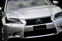 フロントまわりのアップ。大胆な輪郭のグリルや、“目頭”から外に向かってLEDが配置されたヘッドランプが、強いインパクトを与える。