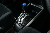 頭頂部にブルーの加飾が施された本革巻きシフトノブ。上級グレードの「ハイブリッドG」に装備される。
    