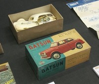 1959年に「和工」というメーカーが実車の販促用として作ったという「ダットサン1000」。アメリカ製キットを参考に作られたため、スケールもアメリカ特有の1/25である。
