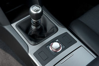 シフトレバーそばの銀色のダイヤルでSI-DRIVEをコントロール。エンジン特性のほか、ATとCVTモデルはトランスミッションの特性も変化する。