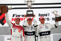 写真左から、2位のブノワ・トレルイエ（mobilecast IMPUL）、優勝の小暮卓史（PIAA NAKAJIMA）、そして3位のロイック・デュバル（PIAA NAKAJIMA）。