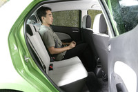 身長182cmのリポーターがリアシートに座ると、ごらんの様子。今回のマイナーチェンジで、リアの中央席にも3点式シートベルトとヘッドレストが設けられた（グレードによりオプション）。