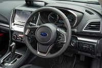 「インプレッサスポーツ2.0i-L EyeSight」の運転席まわり。シルバーのステッチやメーターバイザーリング、金属調の装飾パネルなどは2.0i-Lと「2.0i-S」で共通となる。