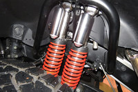 足まわりには、ひとつの車輪につき2組のダンパーとスプリングが備わる「ツインサスペンション」が採用される。