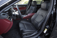 「ラグジュアリー」には本革と合成皮革のコンビシートを、「エレガンス」には総本革のシートを採用。
    