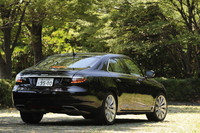 クーペのようなフォルムを形成するCピラーが、独特の存在感を放つ。