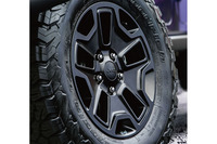 17インチアルミホイールのカラーはブラックに。