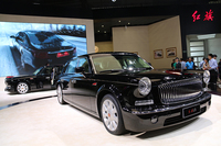 紅旗のブース。メインステージには、高級シリーズL系のショートホイールベース版「L5」が2台展示されていた。