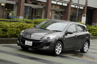 最近のマツダの顔、つまり5角形のグリルが目立つ、アグレッシブなフロントマスクになっている。