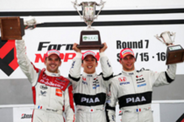 写真左から、2位のブノワ・トレルイエ（mobilecast IMPUL）、優勝の小暮卓史（PIAA NAKAJIMA）、そして3位のロイック・デュバル（PIAA NAKAJIMA）。