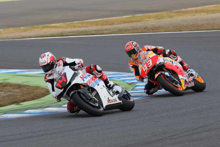 MotoGPチャンピオンを従えて走るのは、F1ドライバーのフェルナンド・アロンソ選手。「今日のハイライトはMotoGPに乗ること」と話していただけに、気合の入った走りを披露した。