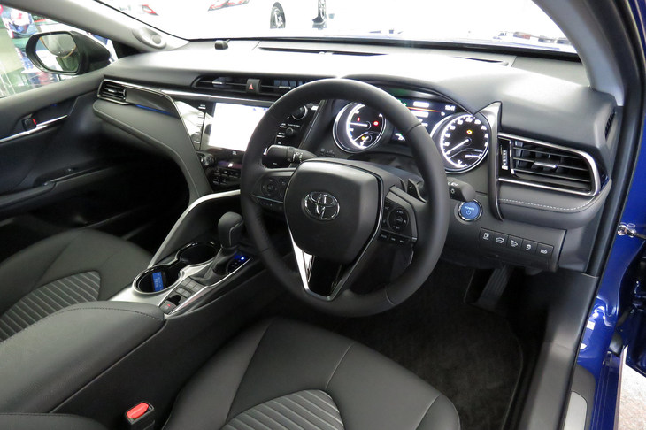 「カムリWS」のインストゥルメントパネルまわり。