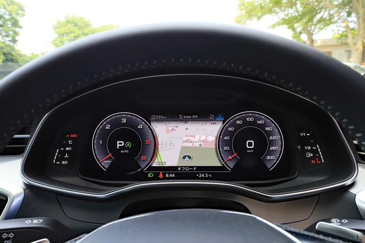 フル液晶メーターパネルの「アウディバーチャルコックピット」を標準装備する。エンジン回転計のレッドゾーンは4800rpmから。