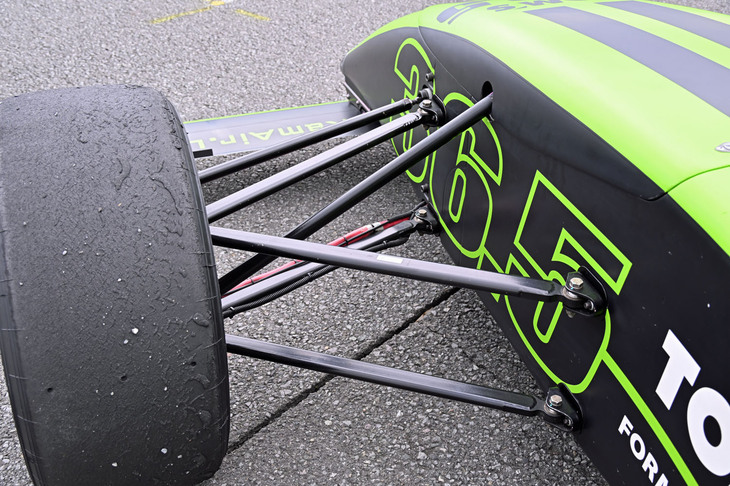 サスペンションは4輪ダブルウイッシュボーン。前後ともスタビライザーが備わっている。