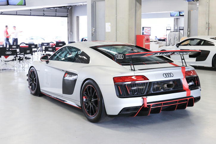 GT4レーシングカーは、TCRとGT3の間を埋めるモデル。日本国内では2018年のシリーズ参戦を目指している。