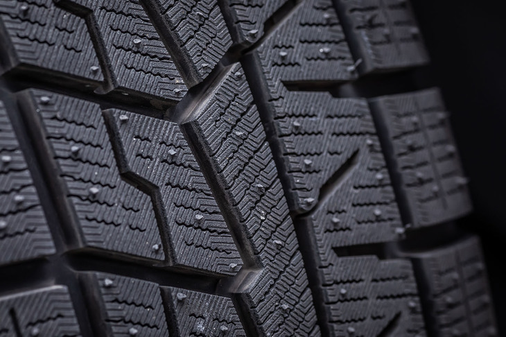 新開発の「ダブルエッジマイクログルーブ」が装着初期の氷上性能を高め、50％摩耗時にサイプが太くなる新形状の「クワトロピラミッド グロウンサイプ」が採用されている。