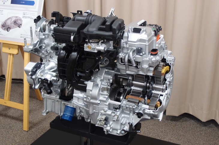 新型のハイブリッドユニットは、モーターの出力が先代の1.6倍に高められた。その結果、1.5リッター直噴ターボ車を上回る加速性能を実現している。