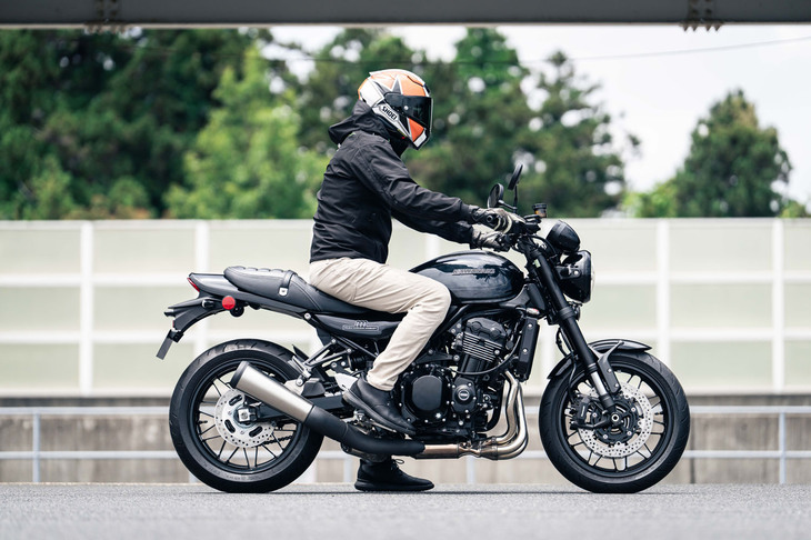 シート高は標準モデルおよび「ブラックボールエディション」が810mm、上級モデル「SE」が820mmと、従来モデルより10ｍｍ高くなっている。ただ、これはシートクッションの厚みが増したためで、実際の足つき性には変化はない。