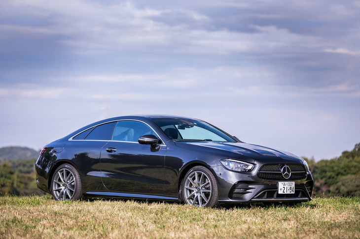 2020年9月10日に先行上陸した「セダン／ステーションワゴン」のマイナーチェンジモデルに続き、同年10月5日に日本導入が発表された「メルセデス・ベンツEクラス クーペ／カブリオレ」。今回は、最高出力258PSの2リッター直4エンジンを搭載する「E300スポーツ」に試乗した。