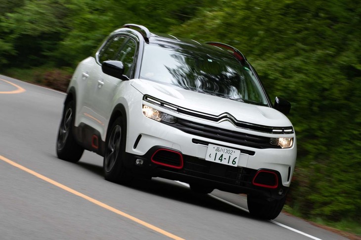 サスペンションはバンプストップラバーの代わりにセカンダリーダンパーを使う「プログレッシブハイドローリッククッション（PHC）」。多くのブランドを擁するグループPSA内でも現状は「シトロエンC5エアクロスSUV」のみが採用するキラー装備となっている。