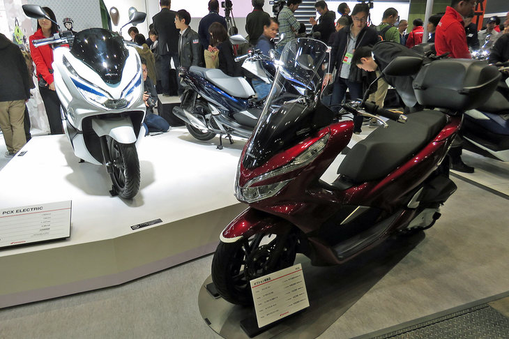 新型「ホンダPCX」シリーズ。右手前が「PCX」、左奥が「PCXエレクトリック」、右奥が「PCXハイブリッド」。